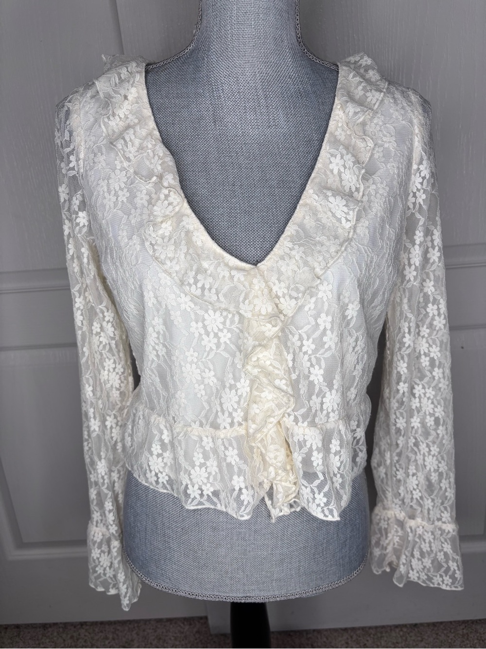 American Eagle Lace Ruffle V-Neck Women’s Top in Ivory Size S